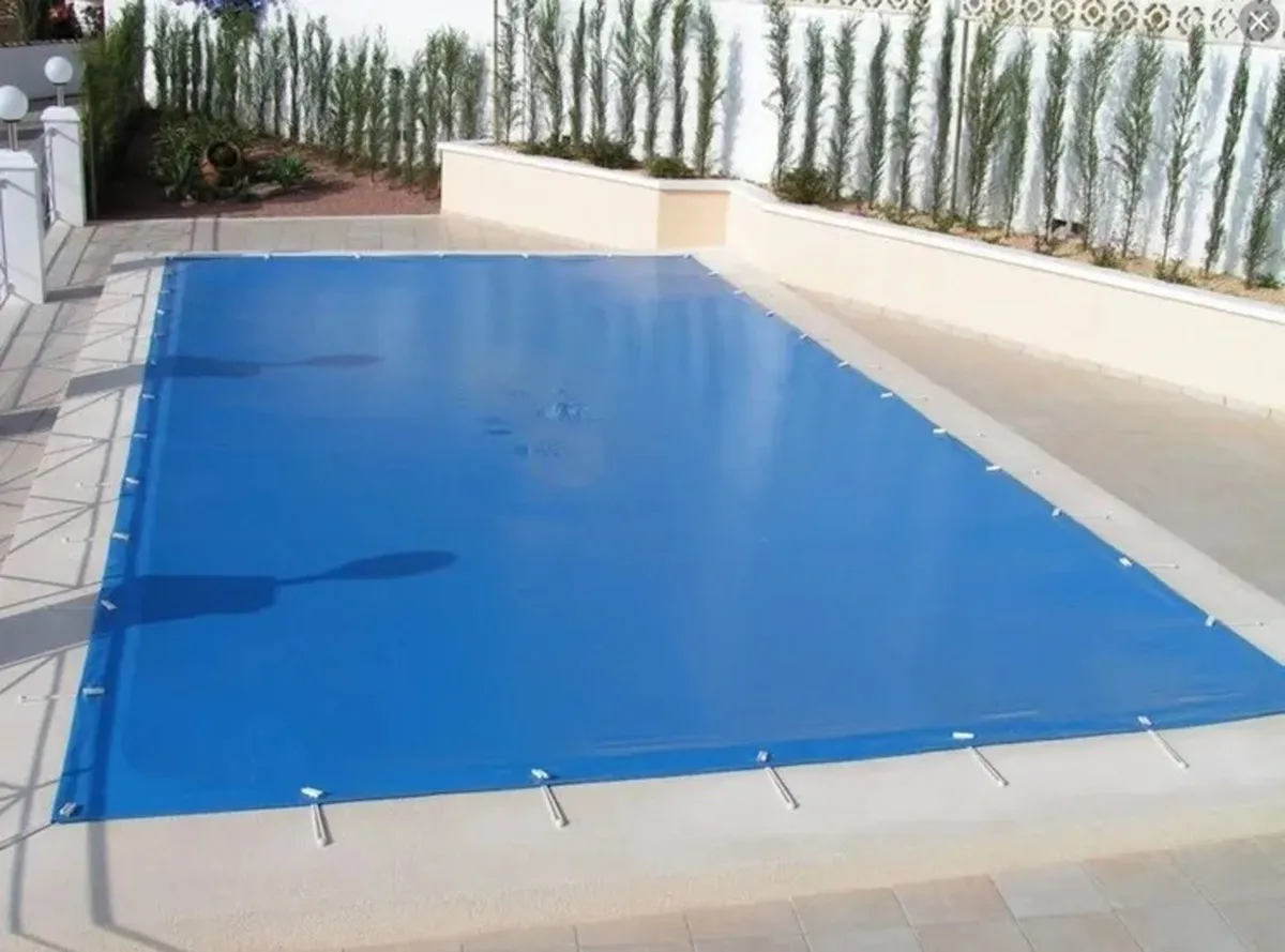 Mavi branda ile yüzme havuzunun üzerinin kapatılması