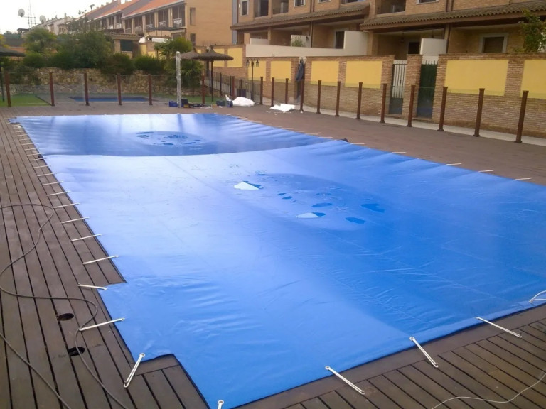 Havuz Brandası - Mavi branda ile yüzme havuzunun üzerinin kapatılması01