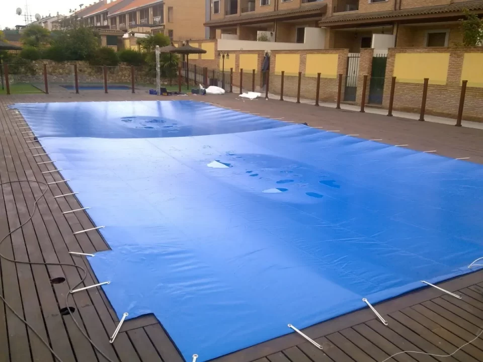 Havuz Brandası - Mavi branda ile yüzme havuzunun üzerinin kapatılması